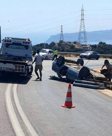 Otomobil kayalıklara çarptı: 2 yaralı