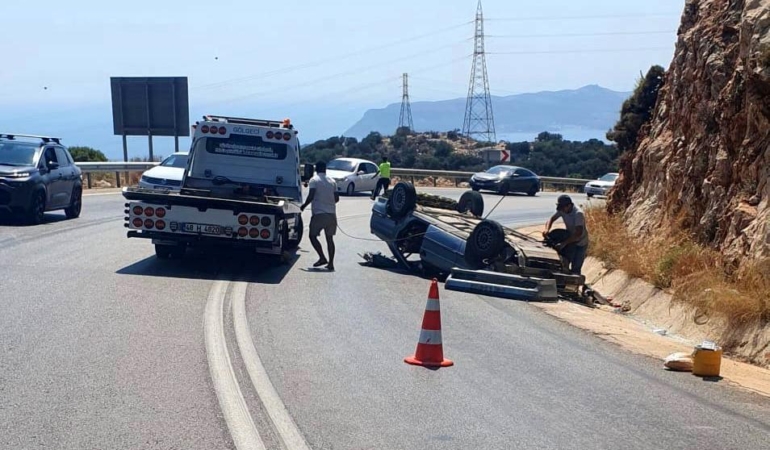 Otomobil kayalıklara çarptı: 2 yaralı
