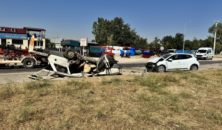 Otomobiller çarpıştı: 3 yaralı