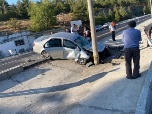 Otomobil direğe çarptı: 2 yaralı
