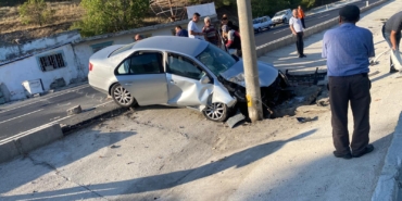 Otomobil direğe çarptı: 2 yaralı