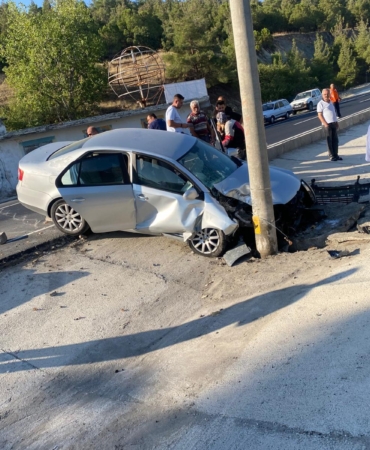 Otomobil direğe çarptı: 2 yaralı