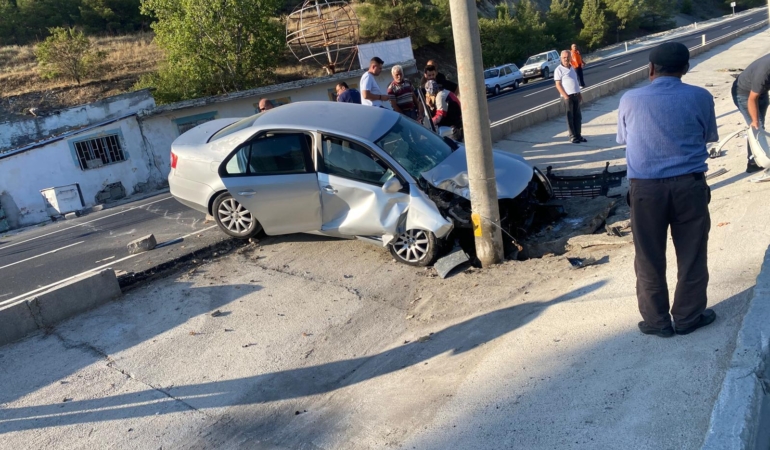 Otomobil direğe çarptı: 2 yaralı