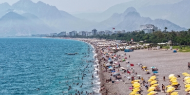 Sıcaktan bunalanlar denizde serinledi