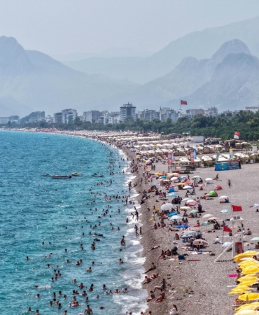 Sıcaktan bunalanlar denizde serinledi