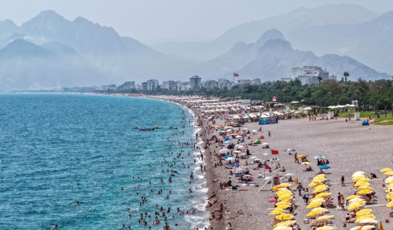 Sıcaktan bunalanlar denizde serinledi