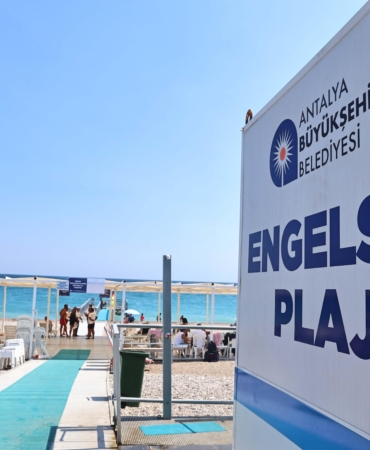 Büyükşehir’in engelsiz plajlarına ziyaretçi akını