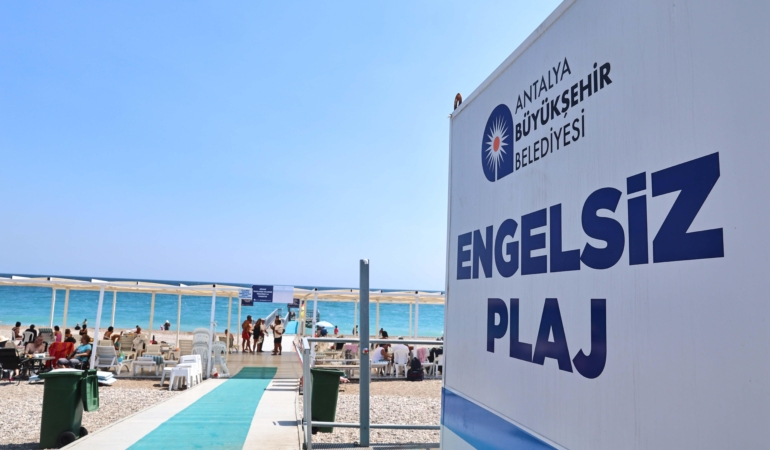 Büyükşehir’in engelsiz plajlarına ziyaretçi akını