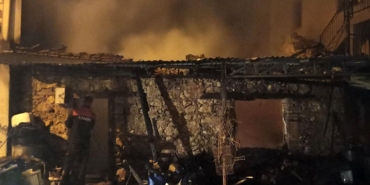 Yangında 3 ev hasar gördü