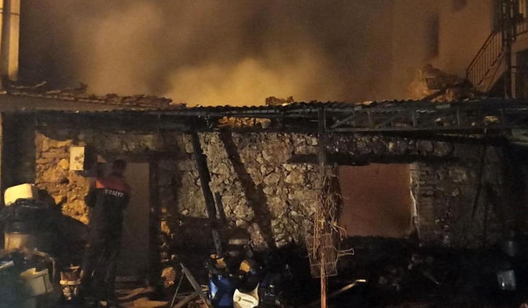 Yangında 3 ev hasar gördü