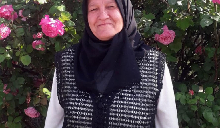 Hafif ticari araçla çarpışan motosikletteki anne öldü, kızı ağır yaralandı