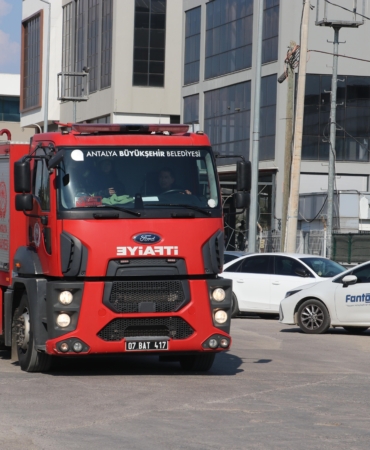 Otel ekipmanlarının satıldığı iş yerinin deposunda yangın paniği