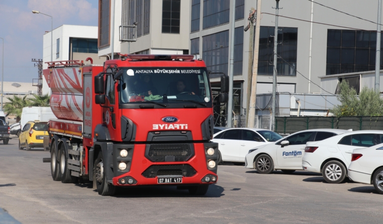 Otel ekipmanlarının satıldığı iş yerinin deposunda yangın paniği