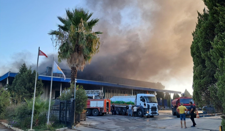 Antalya’da soğuk hava deposu ve imalathanede yangın