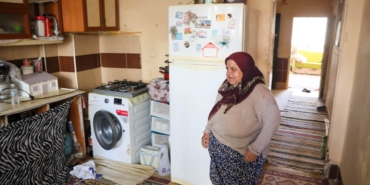 Yıkılacak binada bir başına kaldı