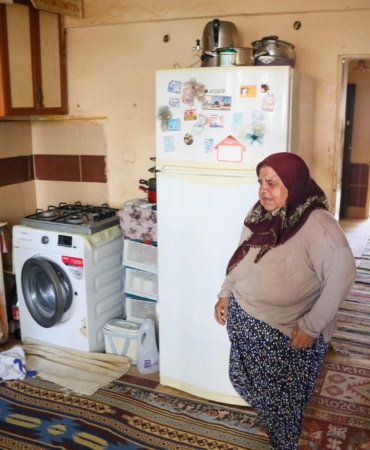 Yıkılacak binada bir başına kaldı