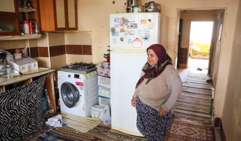 Yıkılacak binada bir başına kaldı