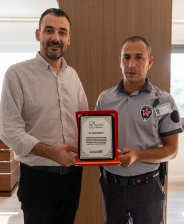 Hayat kurtaran güvenlik görevlisine plaket