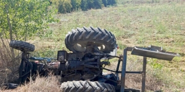 Devrilen traktörünün altında kalıp, hayatını kaybetti