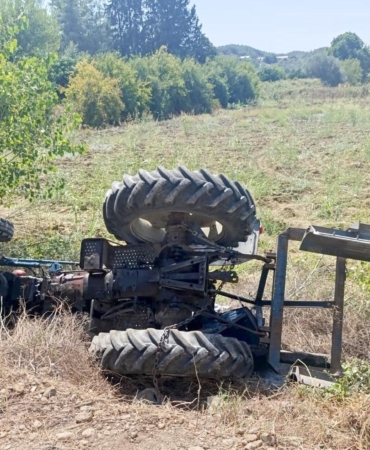 Devrilen traktörünün altında kalıp, hayatını kaybetti
