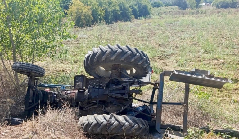 Devrilen traktörünün altında kalıp, hayatını kaybetti