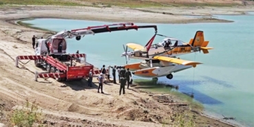 Kırıma uğrayan yangın söndürme uçağı gölden çıkarıldı