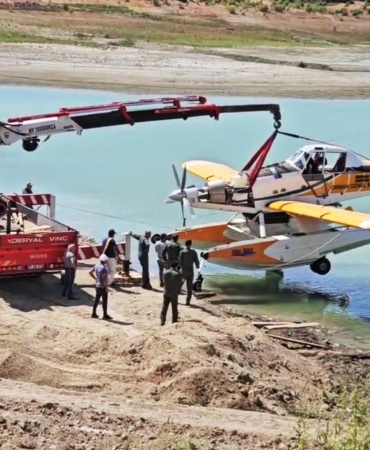Kırıma uğrayan yangın söndürme uçağı gölden çıkarıldı