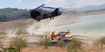 Kırıma uğrayan yangın söndürme uçağı gölden çıkarıldı (2)