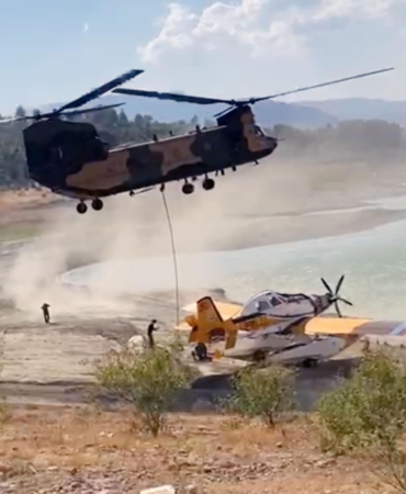 Kırıma uğrayan yangın söndürme uçağı gölden çıkarıldı (2)