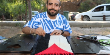Çalıştayda keçeden Filistin bayrağı yaptı