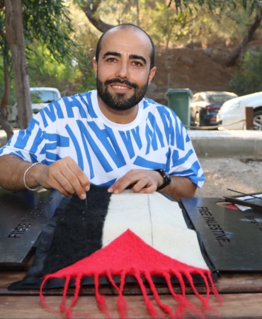 Çalıştayda keçeden Filistin bayrağı yaptı