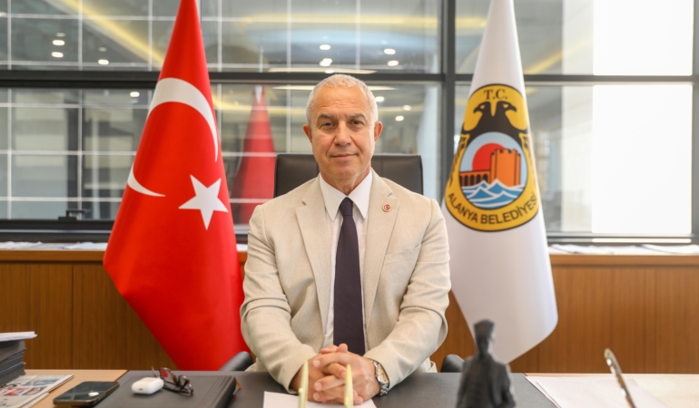 Başkan Özçelik Zafer Bayramı’nı kutladı