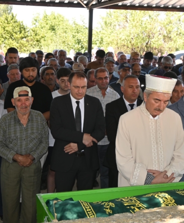 Kazada ölen çift yan yana toprağa verildi, TIR şoförü tutuklandı