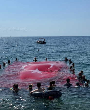 Zafer Bayramı’nı su altında bayrak açarak kutladılar