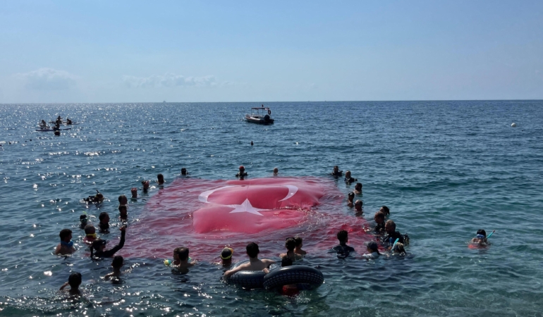 Zafer Bayramı’nı su altında bayrak açarak kutladılar