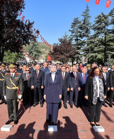 Afyonkarahisar’da Ata’ya çelenk sunuldu