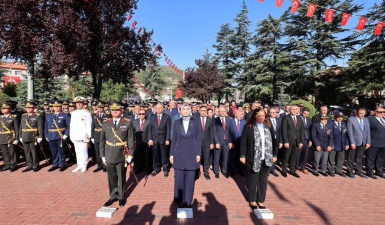 Afyonkarahisar’da Ata’ya çelenk sunuldu