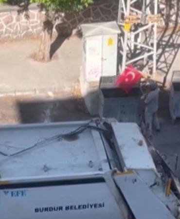 Temizlik işçisinin bayrak hassasiyeti