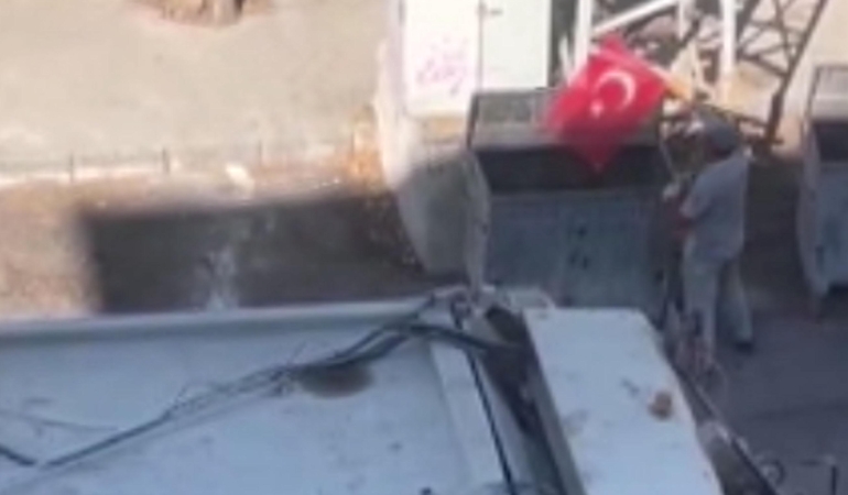 Temizlik işçisinin bayrak hassasiyeti