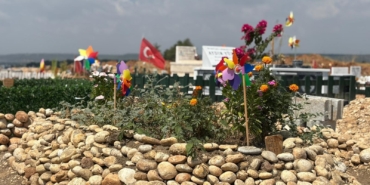 Mezarlığın hüzünlü simgeleri; rüzgar gülleri