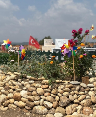 Mezarlığın hüzünlü simgeleri; rüzgar gülleri