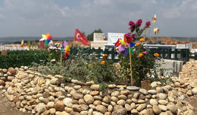 Mezarlığın hüzünlü simgeleri; rüzgar gülleri