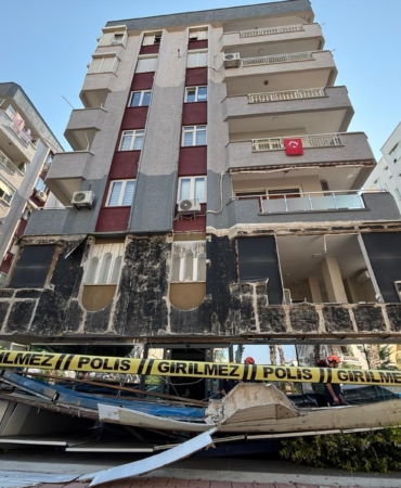 Binanın dış cephe kaplaması düştü; faciadan dönüldü