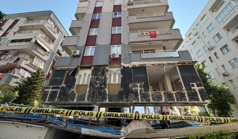 Binanın dış cephe kaplaması düştü; faciadan dönüldü