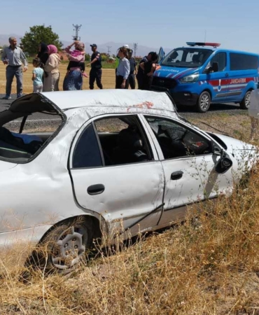 Takla atan araçtaki 2’si çocuk 4 kişi yaralandı