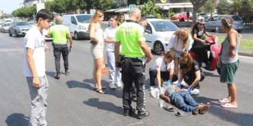 Servis aracı karşıya geçmeye çalışan yayaya çarptı