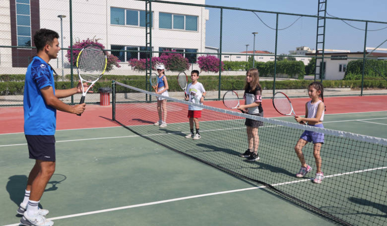 Antalya’da Ücretsiz Tenis Kursu Heyecanı!