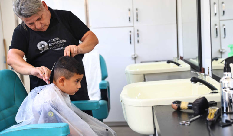 Antalya’da Mobil Kuaför Tırı ile Ücretsiz Hizmet!