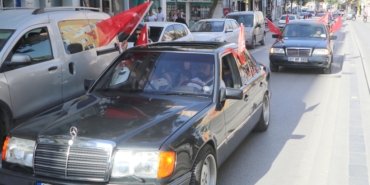 Burdur’da klasik otomobillerden Zafer Bayramı korteji
