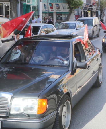 Burdur’da klasik otomobillerden Zafer Bayramı korteji